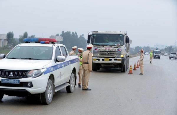 Nghệ An: Quyết liệt xử lý xe chở đất, vật liệu xây dựng rơi vãi trên đường