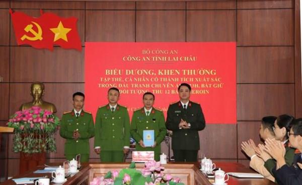 Khen thưởng lực lượng bắt đối tượng mua bán trái phép 12 bánh heroin