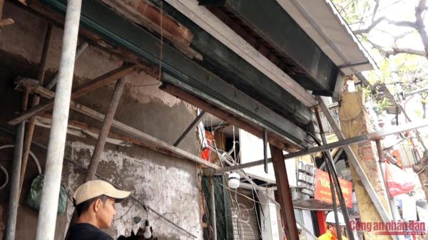 Nữ tài xế Mercedes có cồn đâm toạc mặt tiền ngôi nhà cổ 150 tuổi trên phố Hàng Bạc