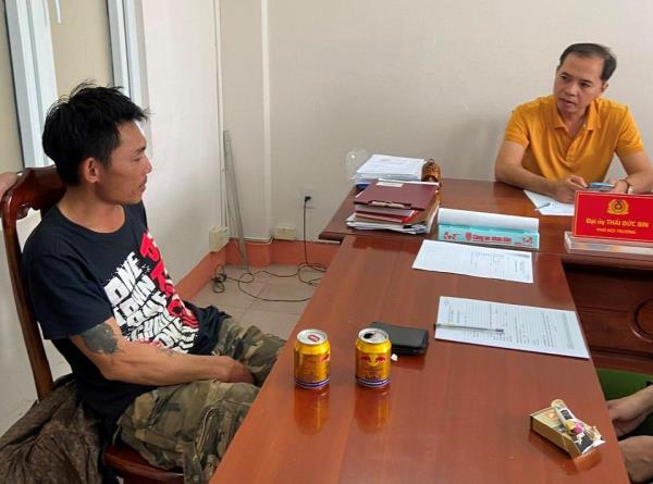 Trinh sát ập vào nhà, bắt kẻ cướp tiền chủ cây xăng ở Quảng Nam