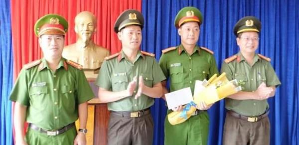 Khen thưởng Công an phường trong kích hoạt định danh điện tử và phòng chống tội phạm