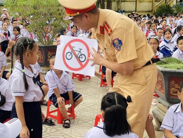 Cuốn hút các buổi ngoại khóa cùng Cảnh sát giao thông