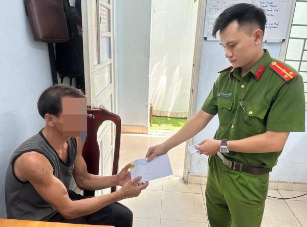 Kịp thời ngăn một người có ý định nhảy cầu