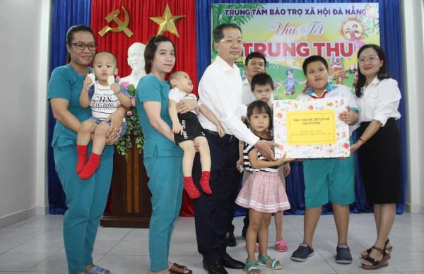 Bí Thư Thành ủy Đà Nẵng thăm và tặng quà cho trẻ em tại Trung tâm Bảo trợ xã hội