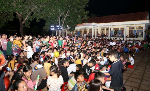 Mang trung thu ý nghĩa đến trẻ em nghèo vùng cao xứ Nghệ