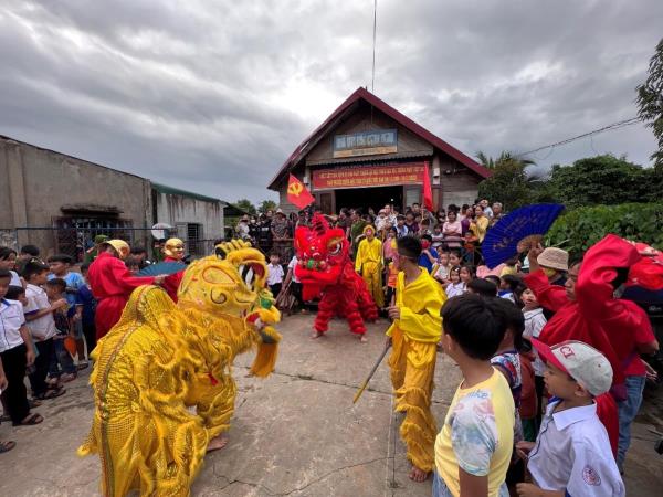 Công an tỉnh Đắk Nông tặng quà cho các cháu thiếu niên, nhi đồng nhân dịp Tết Trung thu 2023