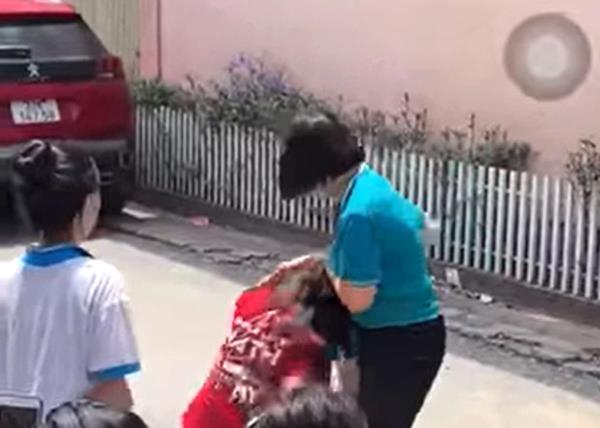 Nữ sinh đánh nhau giữa đường tại TP Vinh, Nghệ An