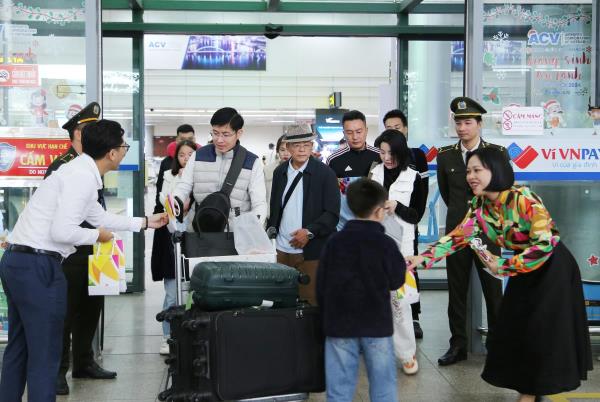 Hàng nghìn du khách xông đất Đà Nẵng qua đường hàng không