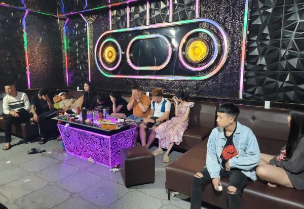 Bắt quả tang 11 thanh niên tổ chức tiệc ma túy trong quán karaoke
