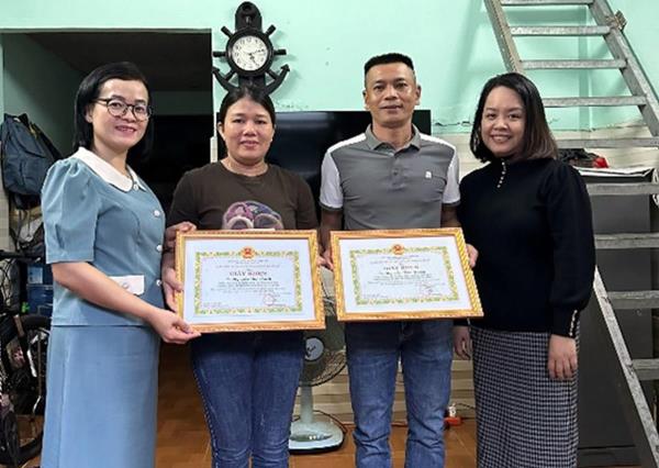 Biểu dương, khen thưởng vợ chồng công nhân môi trường đô thị trả lại tài sản cho du khách nước ngoài