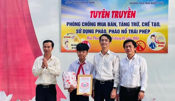 Tuyên dương học sinh nhặt được điện thoại di động trả cho người mất