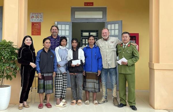 Du khách nước ngoài xúc động trước hành động đẹp của hai nữ sinh miền núi tại Quảng Trị