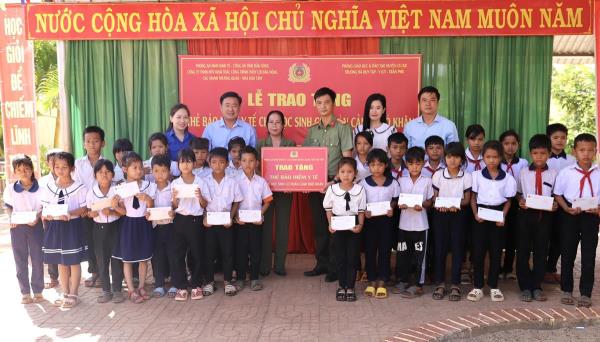 Công an Đắk Nông tiếp tục trao tặng 175 thẻ bảo hiểm y tế cho học sinh đồng bào dân tộc thiểu số
