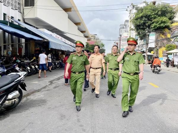Triển khai phương án chống ùn tắc giao thông cục bộ tại khu vực chợ Hàn
