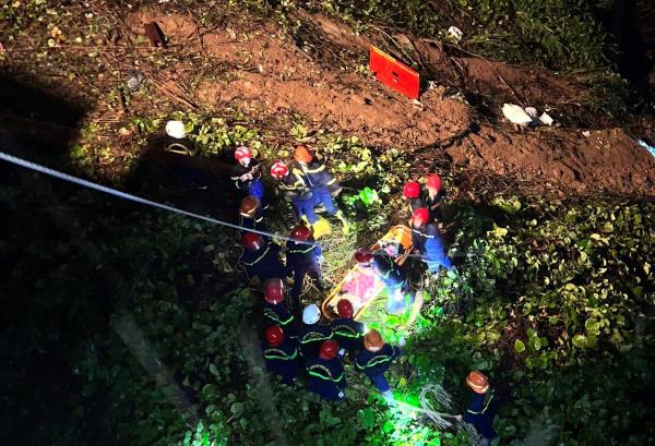 Vụ xe khách lao xuống vực: nguyên nhân ban đầu là do trời mưa, sương mù, tài xế buồn ngủ