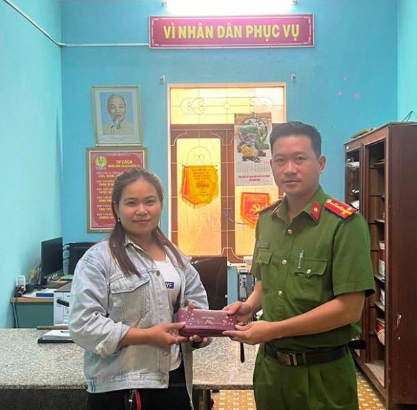 Công an tìm và trao lại tài sản cho người đánh rơi
