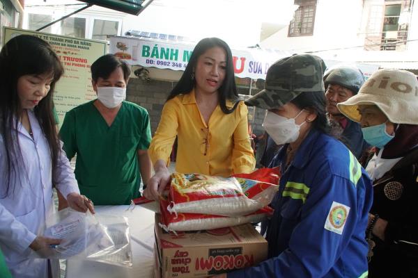 Hoa hậu Phùng Thị Lan trao quà tết cho người khó khăn ở Đà Nẵng