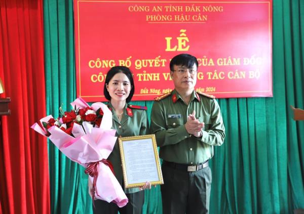 Công an Đắk Nông trao quyết định tuyển dụng cán bộ đối với em ruột Liệt sĩ Vũ Văn Nam