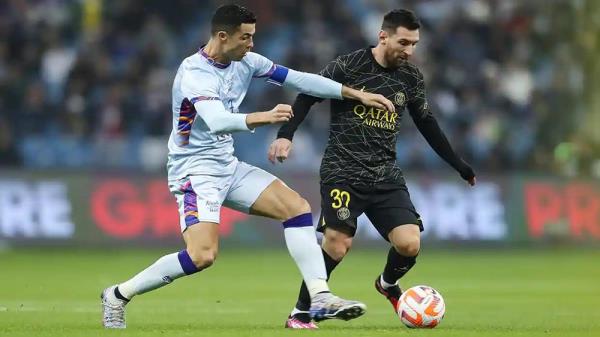 Ronaldo và Messi cùng được đề cử vào đội hình tiêu biểu năm của FIFPro