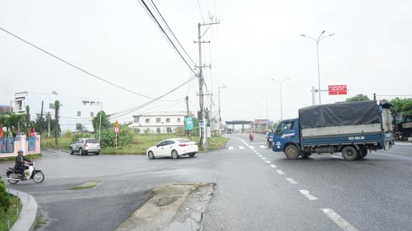 Xe nối đuôi nhau né trạm thu phí, tàn phá đường dân sinh ở Quảng Nam