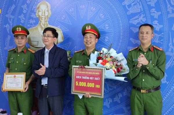 Liên tiếp phá án, Chủ tịch UBND quận Liên Chiểu thưởng nóng Công an quận