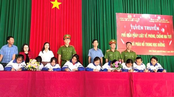 Lực lượng Công an cơ sở tổ chức tuyên truyền cho học sinh về phòng chống ma túy và pháo nổ