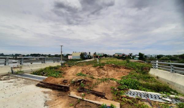 Cầu dang dở do thiếu đất đắp