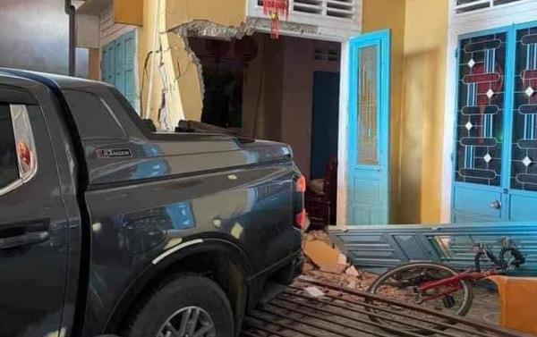 Lùi xe tông sập nhà dân gây chết người