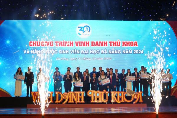 Đại học Đà Nẵng trao tặng 500 triệu đồng học bổng cho các thủ khoa và sinh viên vượt khó, học giỏi