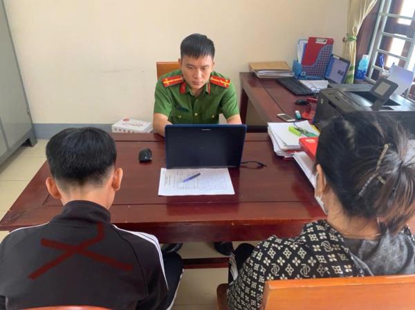 Nam sinh ép bạn ăn đất phạm tội làm nhục người khác