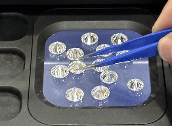 Phát hiện vụ vận chuyển trái phép 700 viên kim cương, trị giá hàng chục tỷ đồng qua sân bay Tân Sơn Nhất