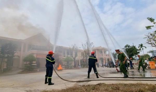 Diễn tập phương án chữa cháy và cứu nạn cứu hộ tại trụ sở UBND phường Hòa Xuân