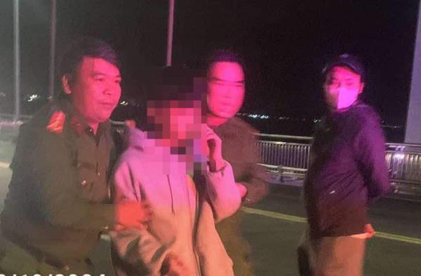 Ngăn thanh niên lên cầu xóa nợ