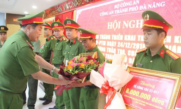 Chủ tịch UBND TP Đà Nẵng khen thưởng 5 tập thể tham gia lực lượng 911 Công an Đà Nẵng