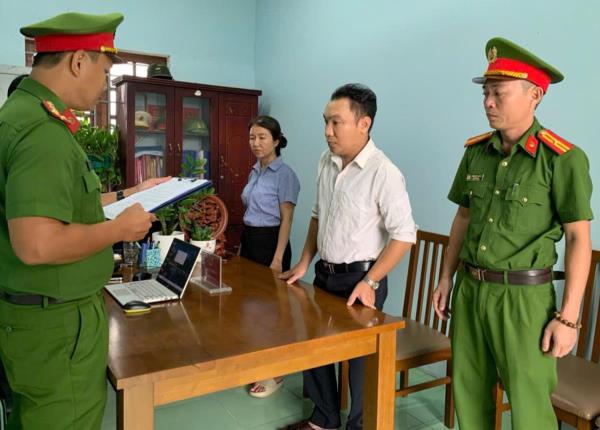 Chứng thực thừa kế sai quy định, cán bộ công chứng bị bắt tạm giam