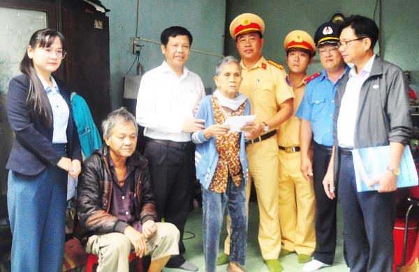 Thăm viếng và hỗ trợ tiền cho thân nhân người bị tai nạn giao thông