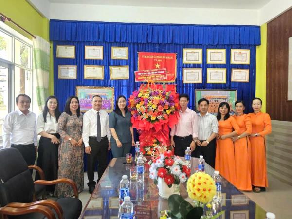 Phó Chủ tịch UBND thành phố Đà Nẵng Nguyễn Thị Anh Thi thăm, chúc mừng Ngày Nhà giáo Việt Nam