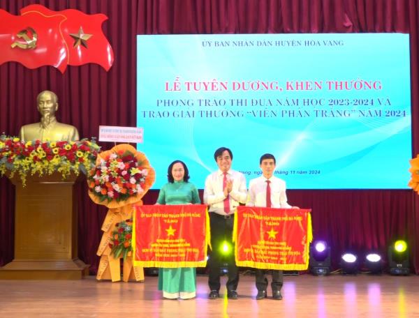 20 thầy cô giáo ở Hòa Vang, thành phố Đà Nẵng được trao giải thưởng Viên phấn trắng