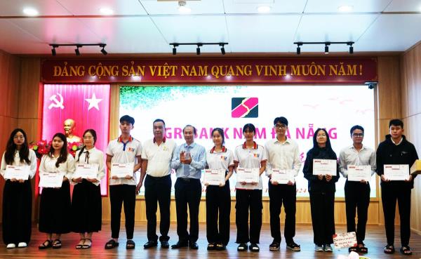 Trao học bổng năm thứ 2 Chương trình Chắp cánh ước mơ