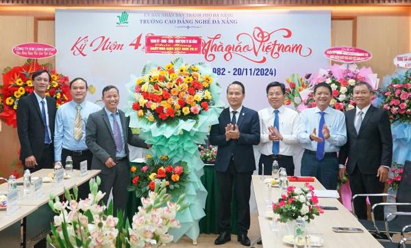 Lãnh đạo TP Đà Nẵng chúc mừng các cơ sở giáo dục nhân ngày Nhà giáo Việt Nam