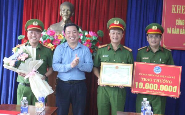 Truy bắt thủ phạm cướp giật, CAP Khuê Trung được thưởng đột xuất