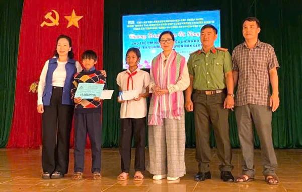 Phòng An ninh kinh tế, Công an tỉnh Đắk Nông tặng quà cho các hộ gia đình có hoàn cảnh đặc biệt khó khăn