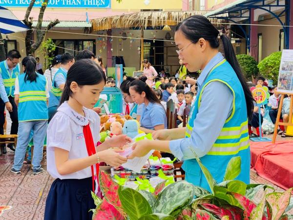 Học sinh thu gom, phân loại gần 2,2 tấn rác thải tại Ngày hội đổi rác lấy quà