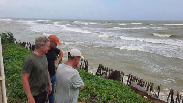 Hàng trăm mét bờ biển Hội An bị xé toạc