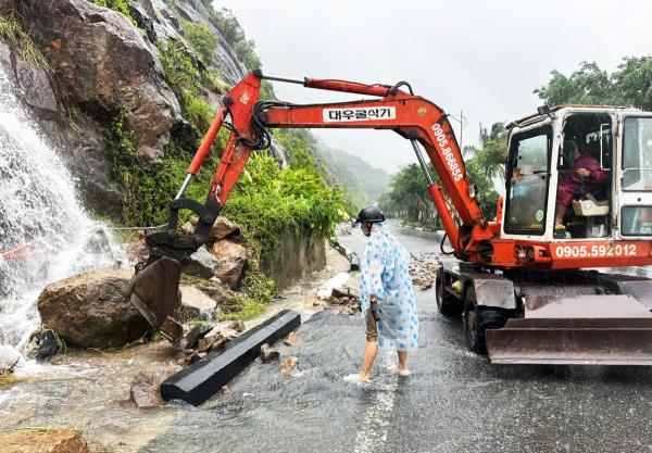 Nỗ lực khắc phục tình trạng đất, đá tràn lên các tuyến đường bán đảo Sơn Trà