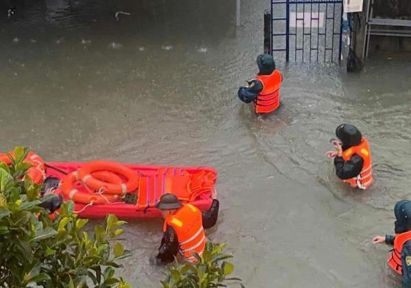 Công an TP Đà Nẵng sát cánh cùng người dân vùng ngập nặng