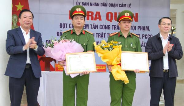 Chủ tịch UBND quận Cẩm Lệ khen thưởng đột xuất lực lượng Cảnh sát hình sự