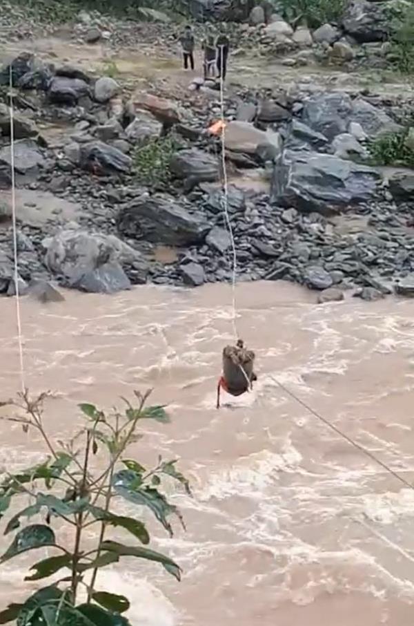 Quảng Nam, ứng cứu thành công 4 nạn nhân bị lũ bao vây giữa dòng Đăk Mi