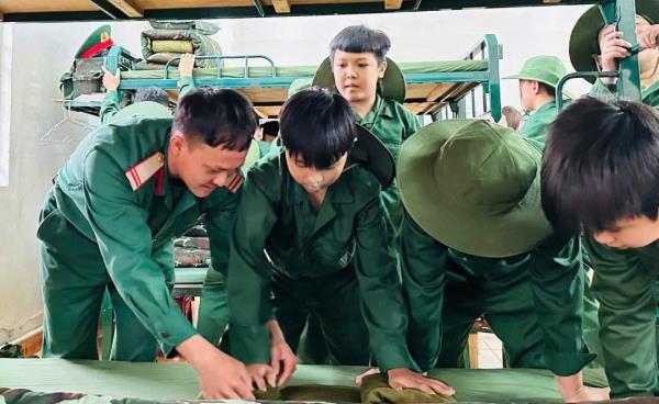 Học sinh quận Cẩm Lệ trải nghiệm làm lính cứu hỏa và chiến sĩ bộ đội