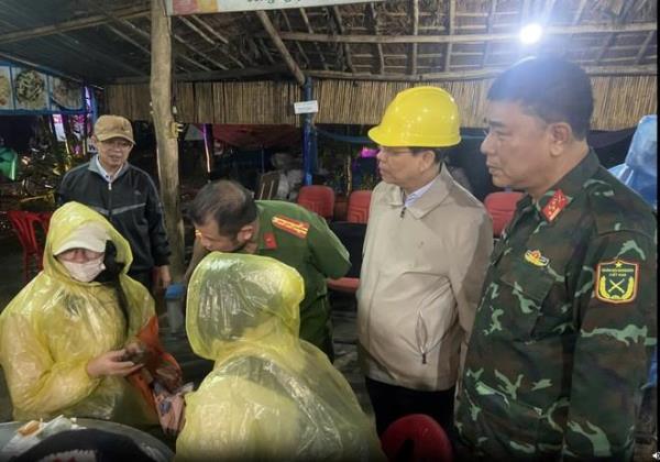 Giải cứu thành công hơn 300 người mắc kẹt do sạt lở đèo Khánh Lê trong đêm